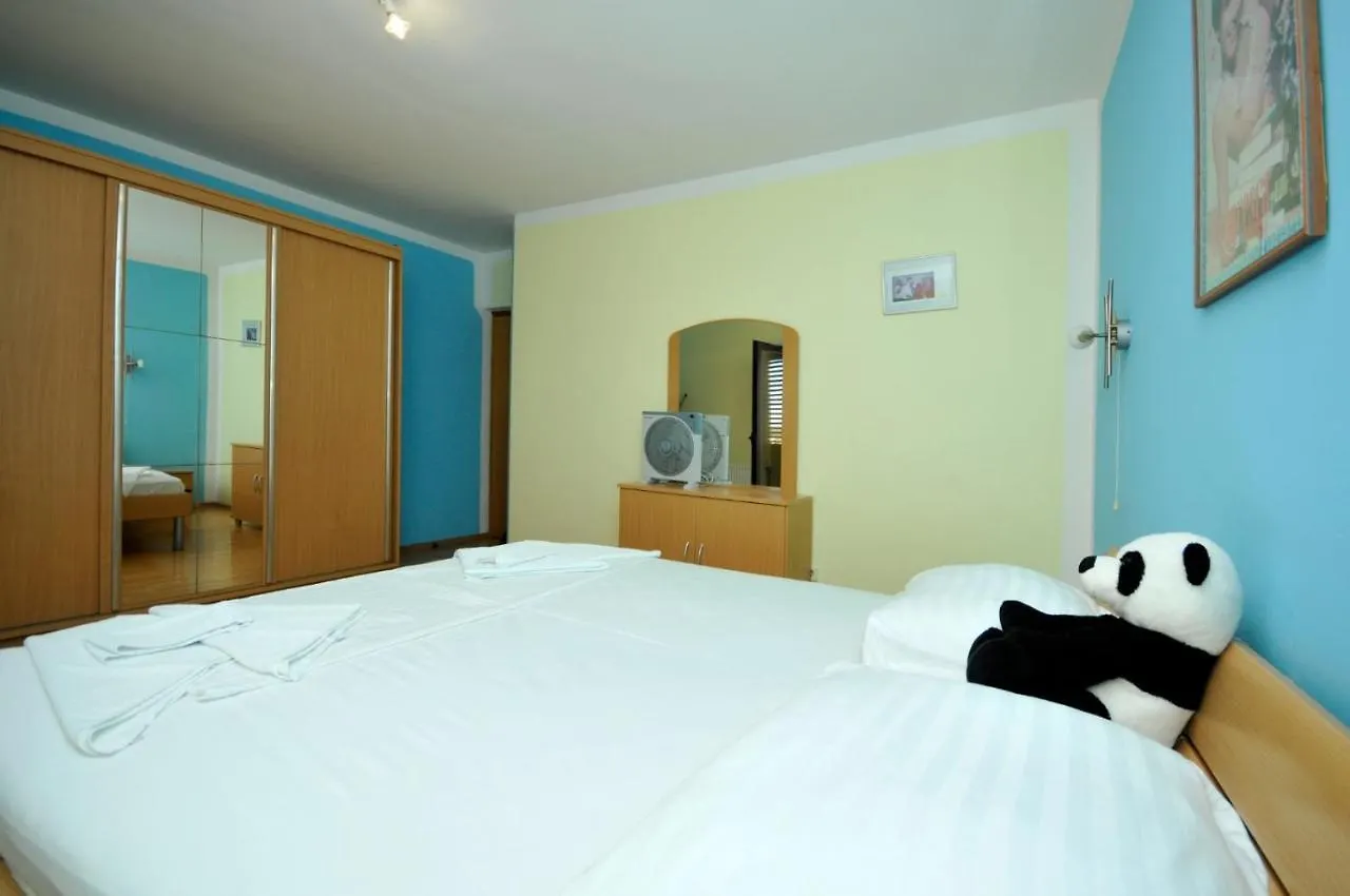 Roso Apartment With Sea View Trogir Croatia