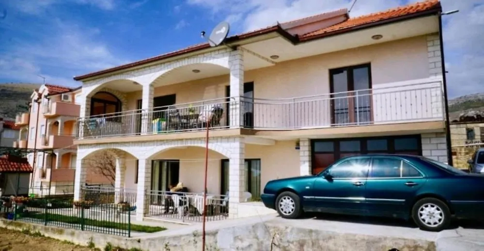 Roso Apartment With Sea View Trogir Croatia